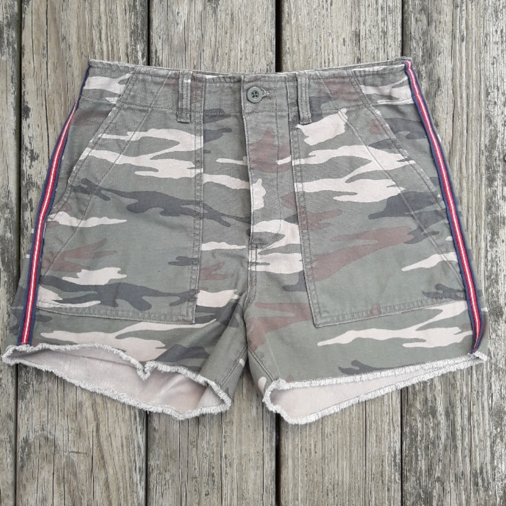 Women's Gap utility camo cut off shorts size 6